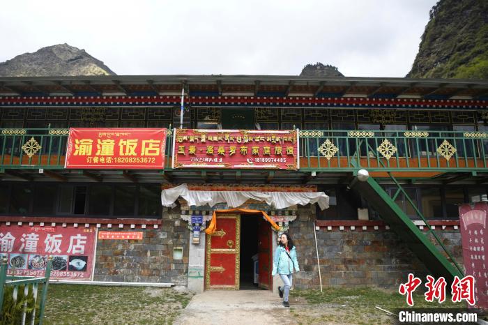 玉麥鄉(xiāng)里修建了飯店與旅館。　楊華峰 攝