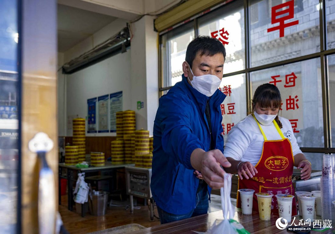 市民購(gòu)買早餐。人民網(wǎng) 次仁羅布攝