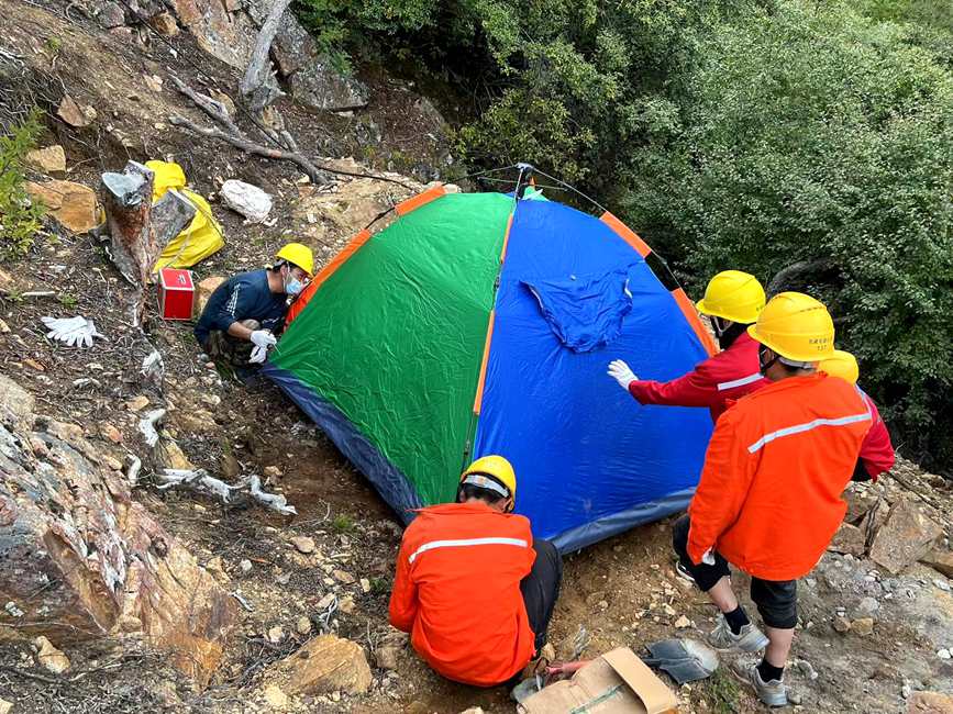 9月15日，電力施工人員正在施工點(diǎn)附近搭建暫居帳篷。白瑪多吉攝