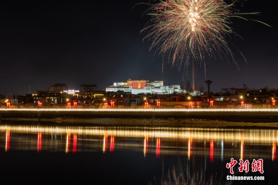 資料圖為2022年3月1日，拉薩迎來藏歷新年“古突夜”，煙花與被燈光照亮的布達拉宮交相輝映。 <a target='_blank' href='/'><p  align=