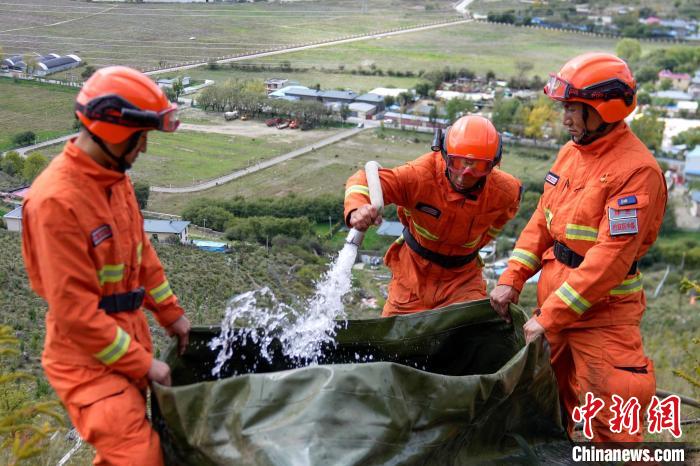 技能大練兵過程中，消防員在陡坡上向蓄水池注水。　李國燾 攝