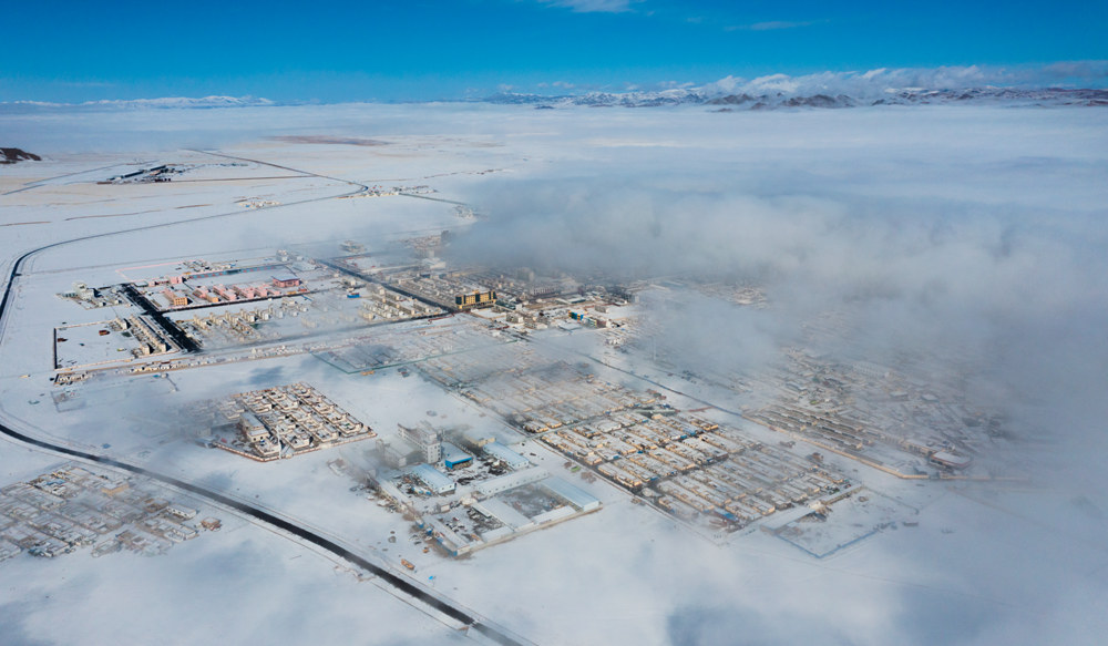 西藏阿里地區(qū)改則縣迎來(lái)初雪，銀裝素裹，美如畫(huà)卷。