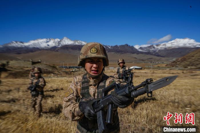 西藏山南軍分區(qū)某團(tuán)開(kāi)展“征戰(zhàn)練兵場(chǎng)”系列活動(dòng)