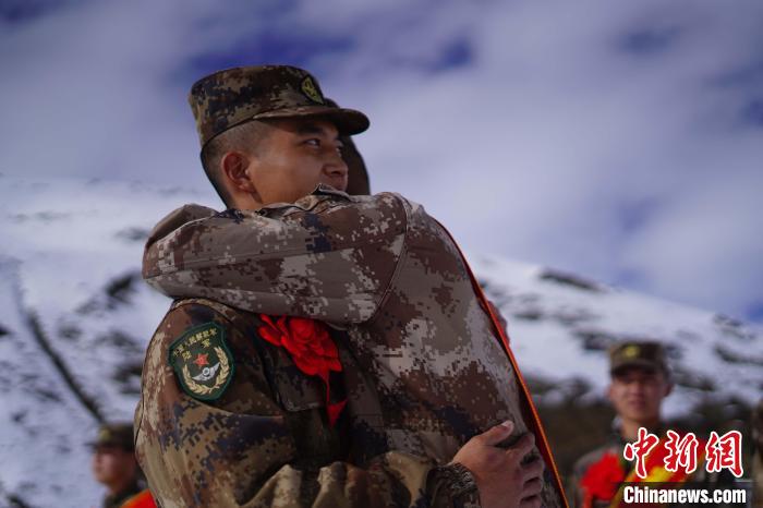 退伍老兵相擁留念?！∥鞑厣侥宪姺謪^(qū)某團供圖