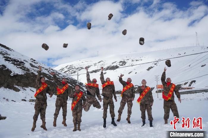 退伍老兵飛帽留念。　西藏山南軍分區(qū)某團供圖