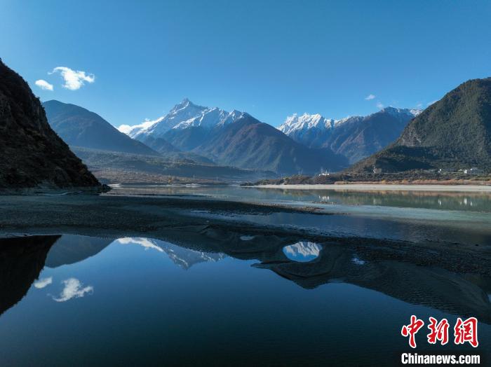 西藏林芝雅魯藏布江和遠(yuǎn)處的雪山?！《拘?攝