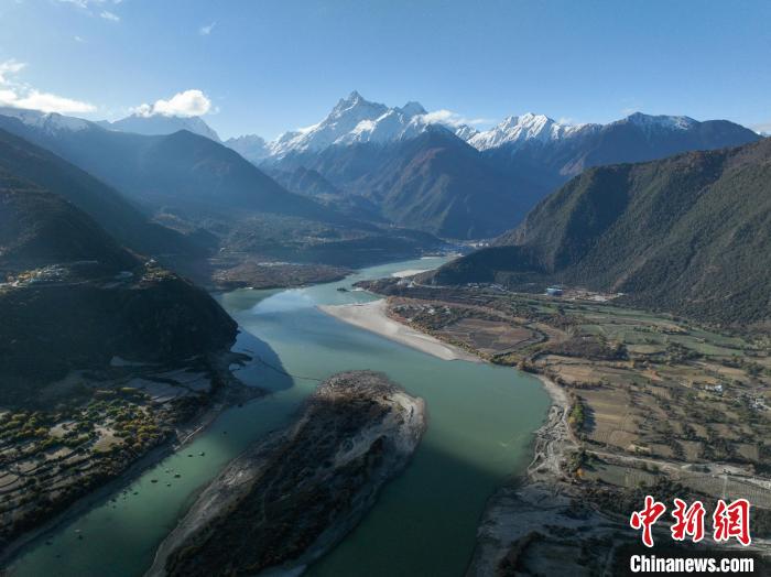 西藏林芝雅魯藏布大峽谷的雪山風(fēng)光。　董志雄 攝