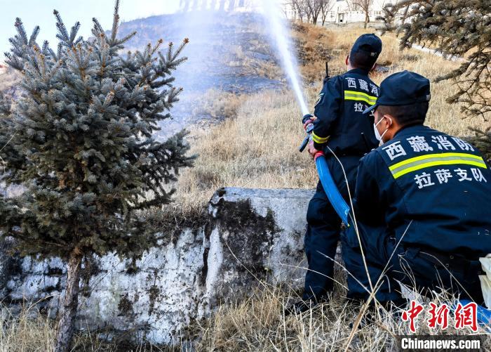 12月6日，布達(dá)拉宮消防救援大隊(duì)在布達(dá)拉宮山體林草區(qū)域開展?jié)窕ぷ鳌！㈣?攝