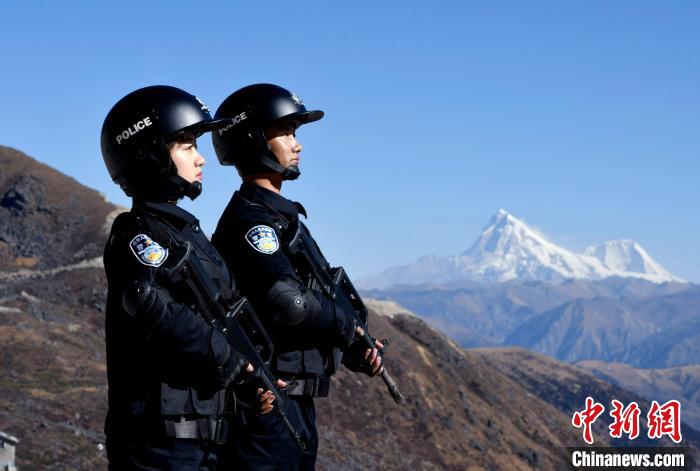 1月6日，移民警察在執(zhí)勤。　李林 攝