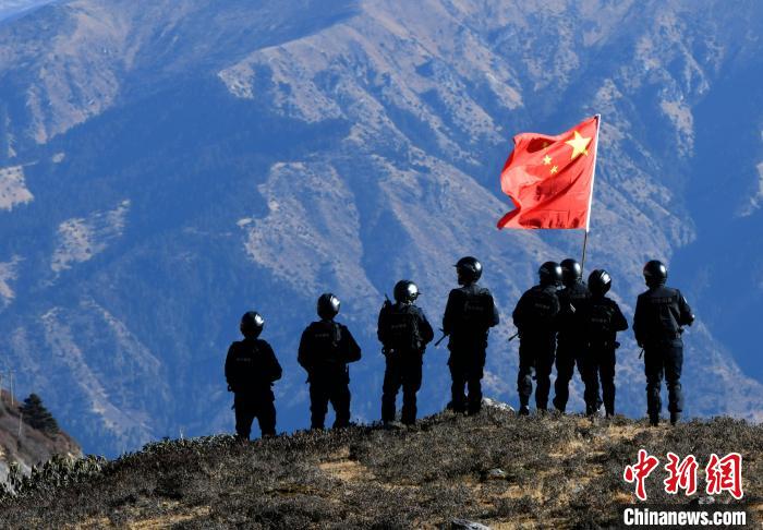 1月6日，移民警察在執(zhí)勤。　李林 攝