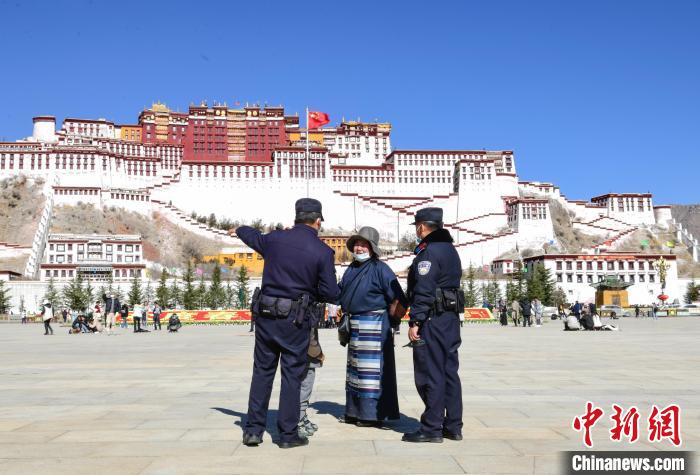 圖為1月23日，布達(dá)拉宮廣場(chǎng)派出所民警正在回答民眾咨詢。　貢嘎來(lái)松 攝