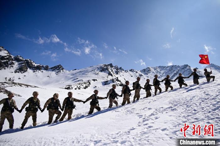 西藏軍區(qū)山南軍分區(qū)某邊防團(tuán)踏雪巡邊國旗揚