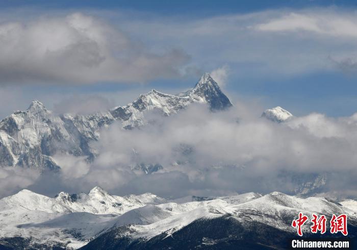 2月17日，西藏林芝色季拉山觀景臺拍到的南迦巴瓦峰?！±盍?攝