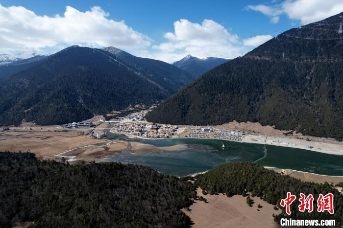 2月17日，西藏林芝魯朗小鎮(zhèn)。(無人機照片) 李林 攝