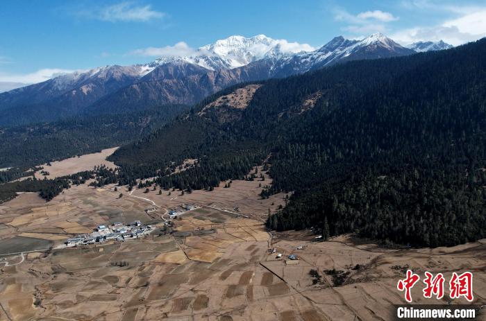 2月17日，西藏林芝魯朗小鎮(zhèn)周邊雪山與牧場。(無人機照片) 李林 攝