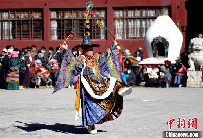 2月19日，楚布寺僧人參加跳神活動(dòng)?！±盍?攝