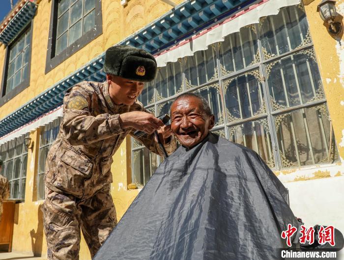 圖為阿里軍分區(qū)某邊防團(tuán)官兵為駐地群眾理發(fā)迎藏歷新年。　旦增倫珠 攝