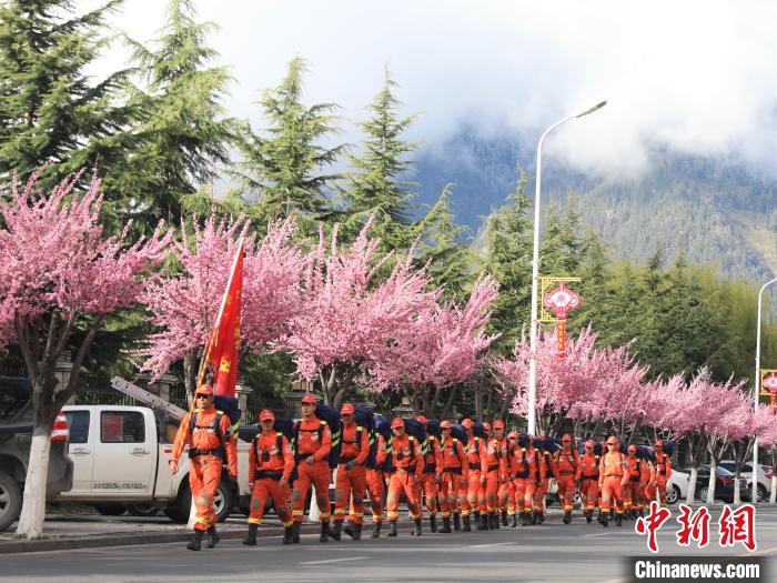 消防員在徒步前行。　西繞拉翁 攝