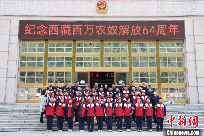 圖為亞東邊檢站民警代表與駐地小學(xué)師生代表合影留念?！『?攝