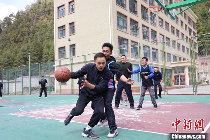 圖為亞東邊檢站民警與駐地農(nóng)業(yè)銀行代表開展籃球友誼賽?！『?攝