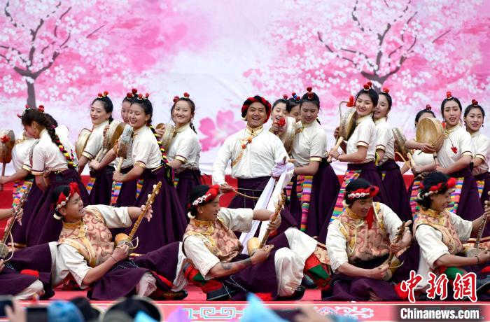 3月28日，西藏林芝第二十屆桃花旅游文化節(jié)開幕式上的文藝表演?！±盍?攝