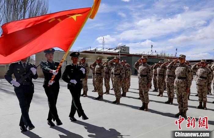 圖為授銜現(xiàn)場迎軍旗?！詵| 攝