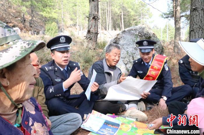 圖為竹瓦根邊境派出所民警為轄區(qū)群眾宣講森林防火常識?！≈裢吒吘撑沙鏊?供圖