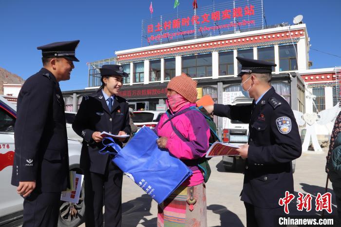 圖為日土邊境派出所民警在選轄區(qū)宣講國家安全知識?！∪尾?攝