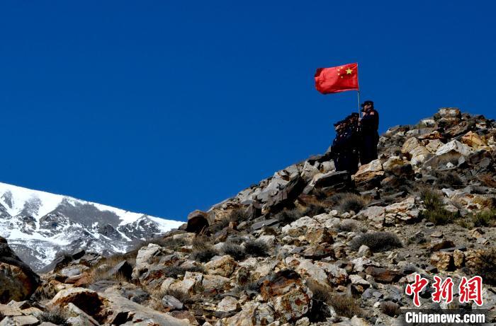 底雅邊境派出所民警夏永軍(右一)在巡邏中?！±盍?攝