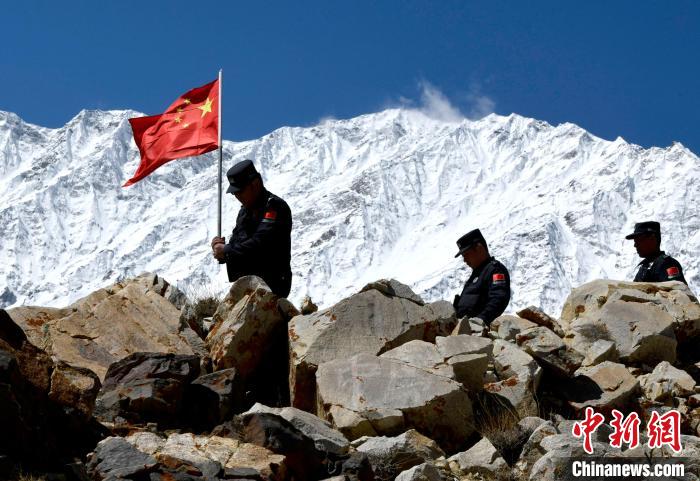 底雅邊境派出所民警夏永軍(左一)在巡邏中。