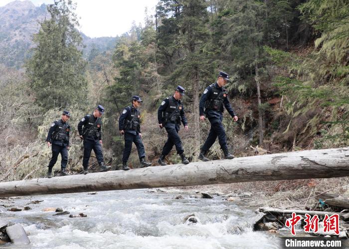 山南邊境管理支隊(duì)玉麥邊境派出所民警邊境巡邏途中走過(guò)河道上“獨(dú)木橋”?！∴嶇?攝