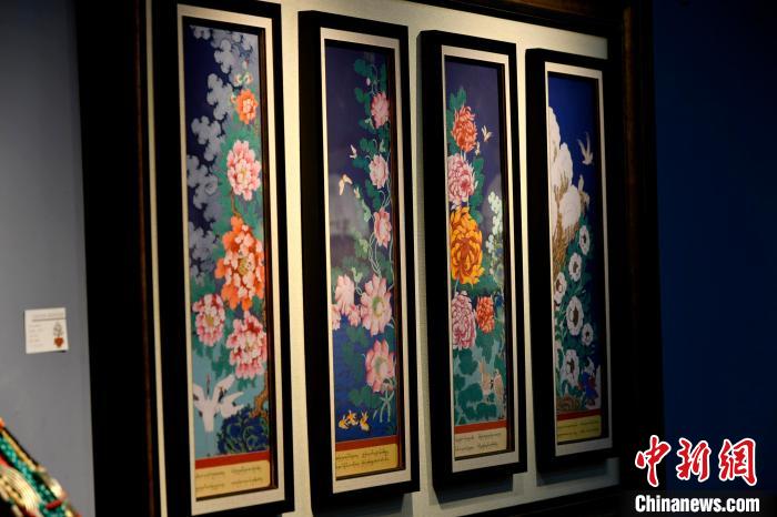 圖為5月16日，展覽中新創(chuàng)唐卡作品《四季花》?！±盍?攝