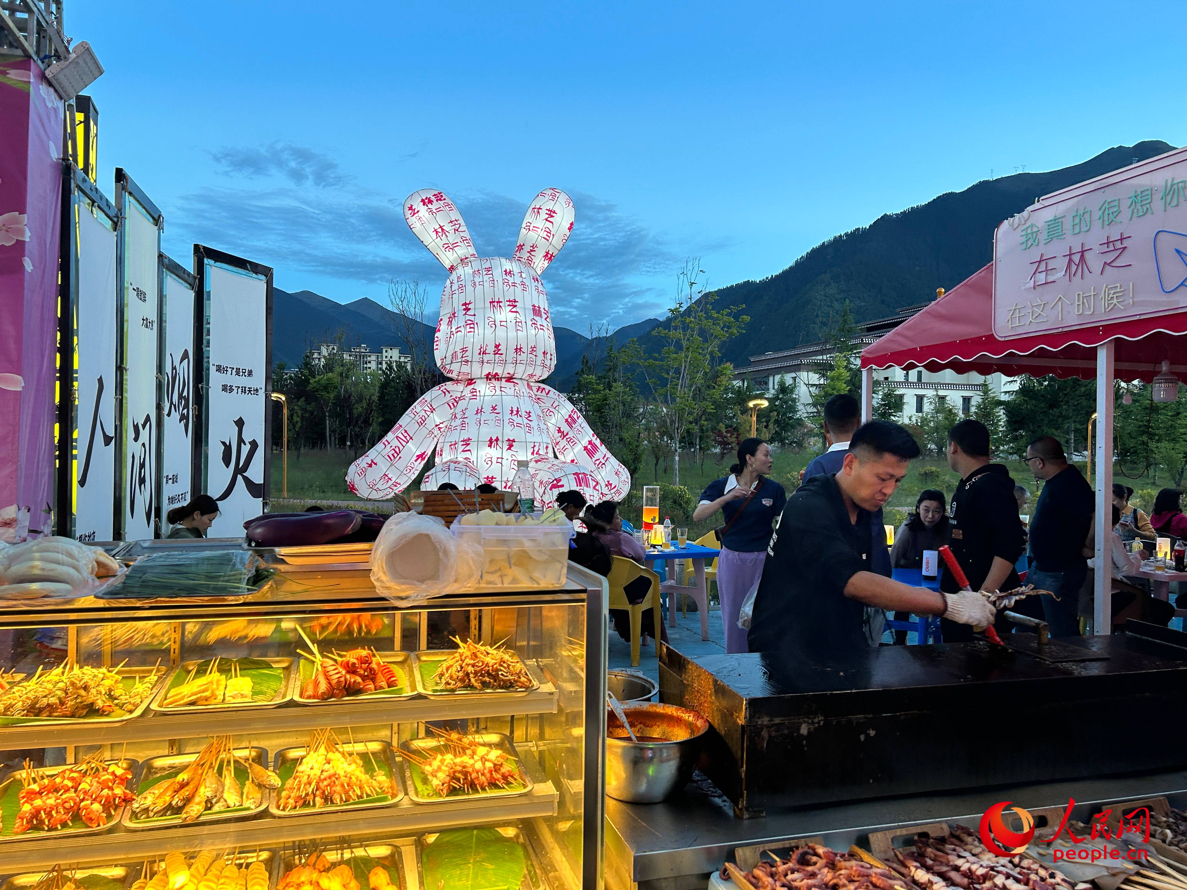 工布公園里的夜市，滿滿“煙火氣”。人民網(wǎng) 周靜圓攝