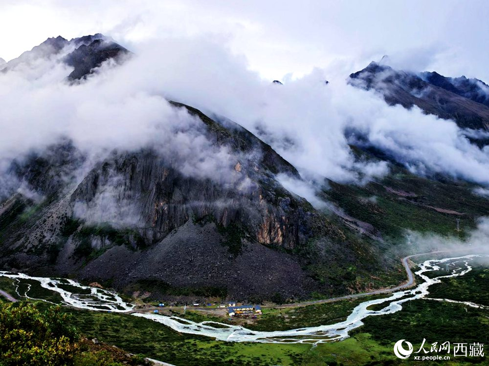 河流蜿蜒于青山間。人民網(wǎng) 李海霞攝