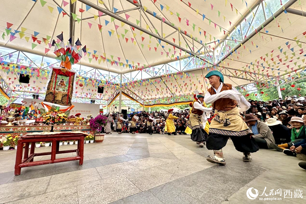 拉薩市宗角祿康公園舉行傳統(tǒng)藏戲劇目展演。