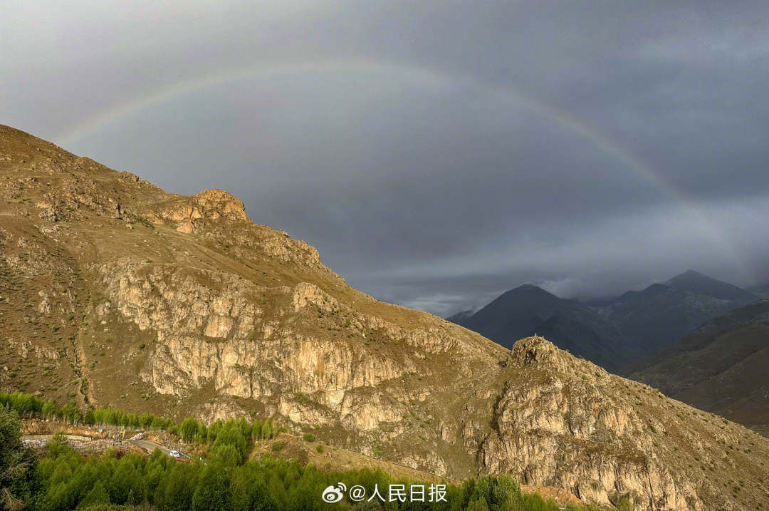 接好運(yùn)！青藏高原現(xiàn)巨大彩虹橋