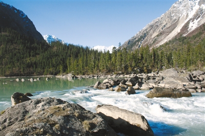 然烏湖美景。圖片由昌都市委宣傳部提供.jpg