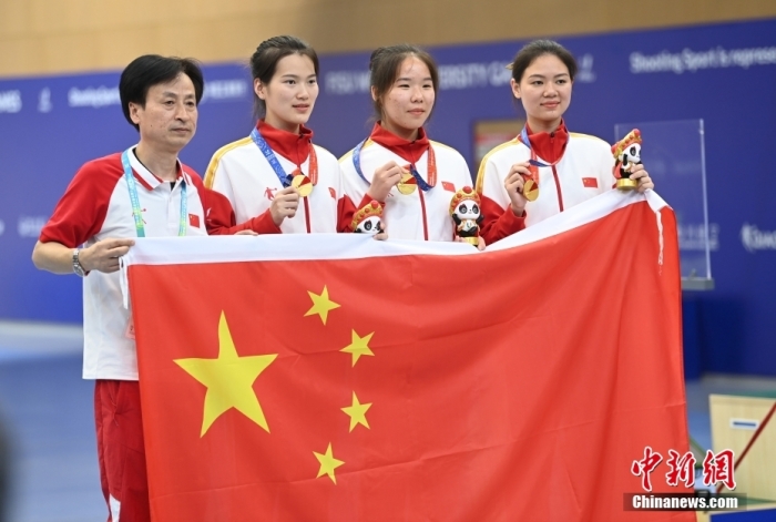 8月1日，第31屆世界大學(xué)生夏季運(yùn)動會女子25米手槍團(tuán)體決賽在四川成都舉行，中國隊獲得冠軍。圖為中國隊選手熊亞瑄(左二)、林雅茜(右二)、王珂怡(右一)等站在領(lǐng)獎臺上合影。<a target='_blank' href='/'><p  align=